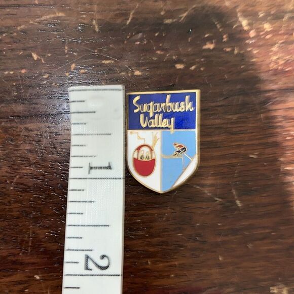 Vintage Sugarbush Vermont Gondola Ski Winter Resort Mountain Button Pin Pinback - Picture 2 of 3